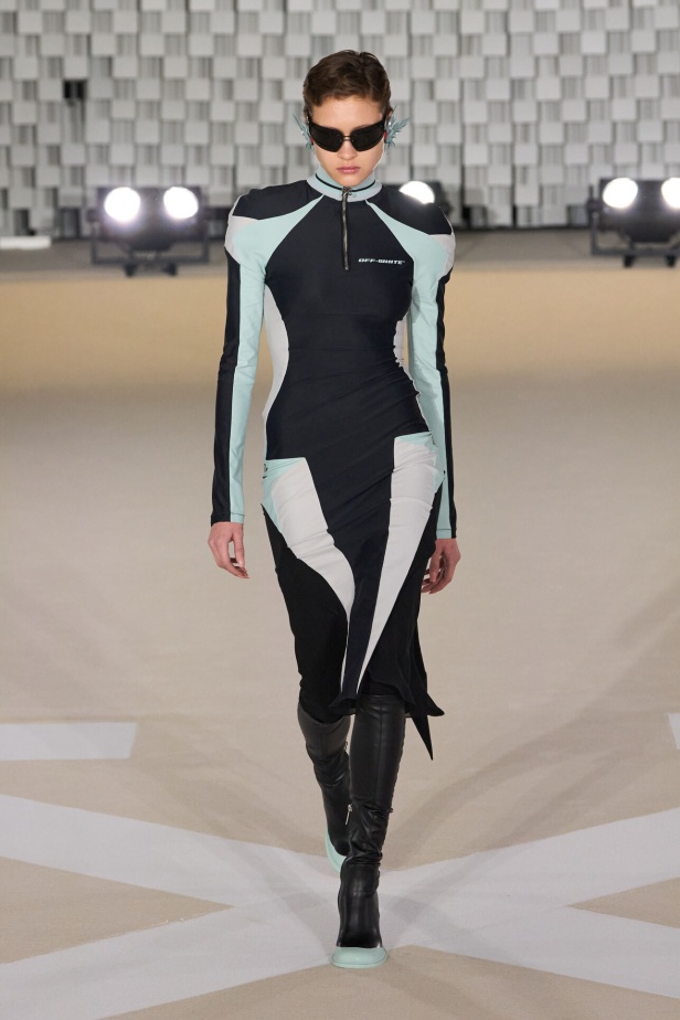 عرض أزياء Off-White لخريف وشتاء 2025