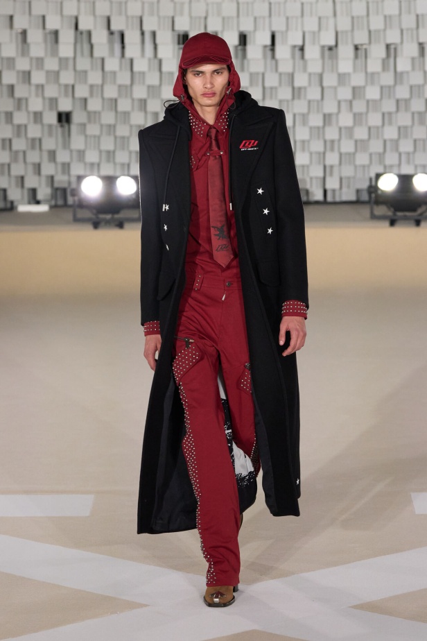 عرض أزياء Off-White لخريف وشتاء 2025