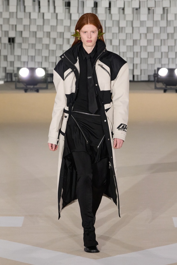 عرض أزياء Off-White لخريف وشتاء 2025