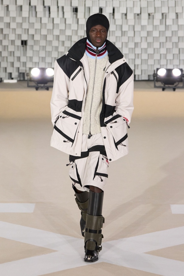 عرض أزياء Off-White لخريف وشتاء 2025