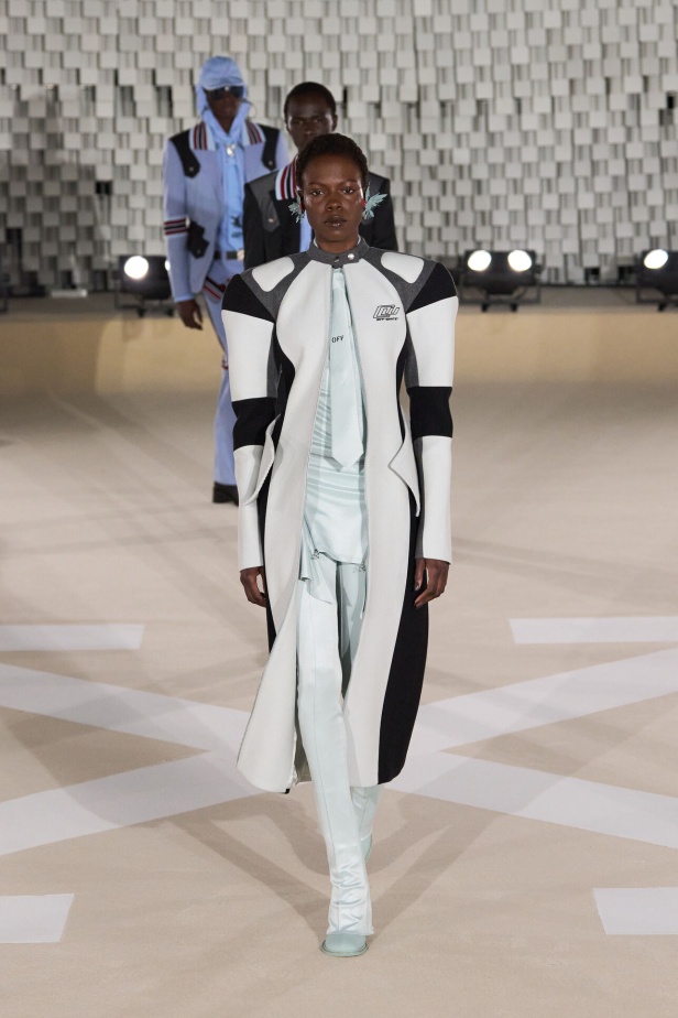 عرض أزياء Off-White لخريف وشتاء 2025