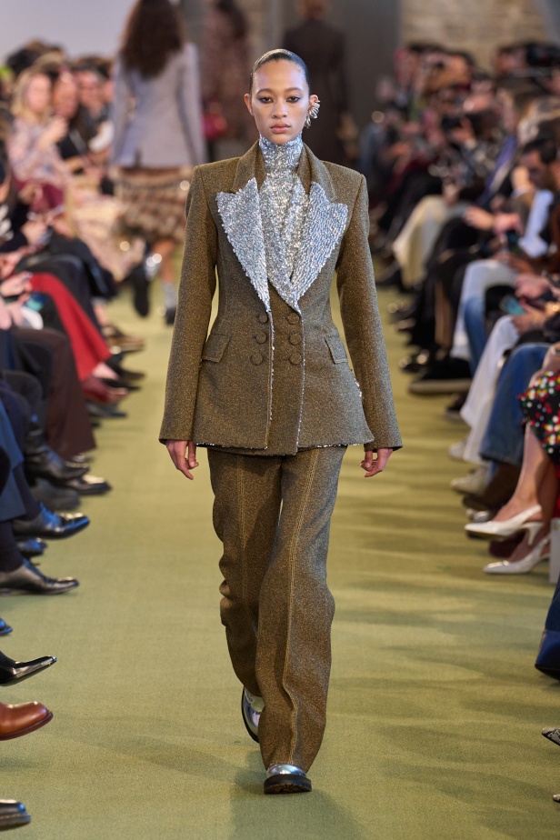 Rabanne خريف و شتاء 2025 للملابس الجاهزة: توازن بين الفوضى الأنيقة والانضباط المتمرّد