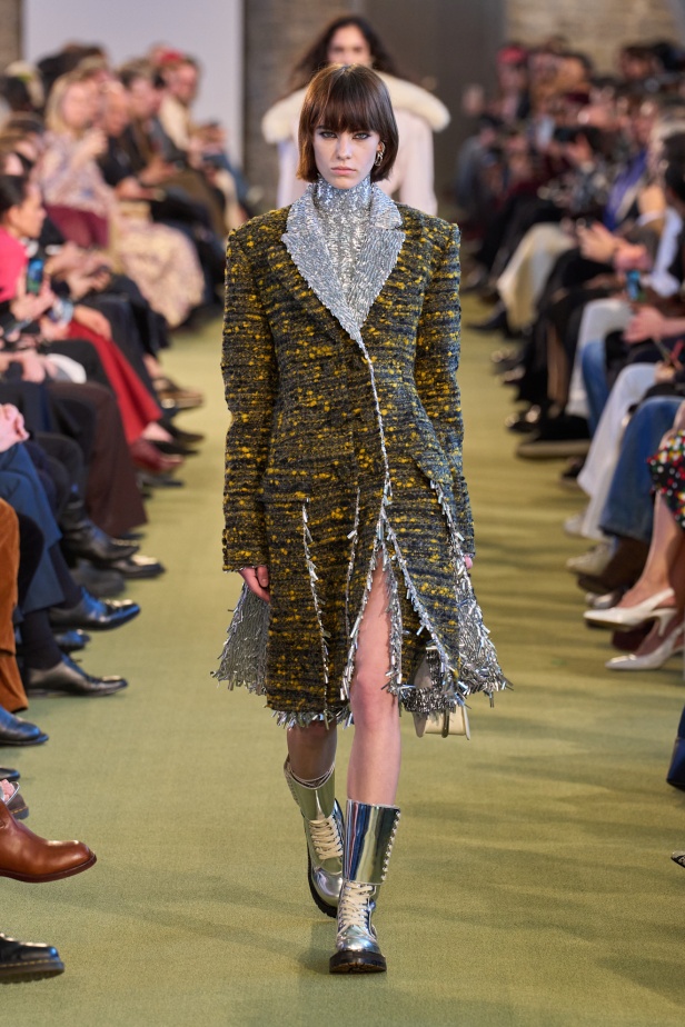 Rabanne خريف و شتاء 2025 للملابس الجاهزة: توازن بين الفوضى الأنيقة والانضباط المتمرّد