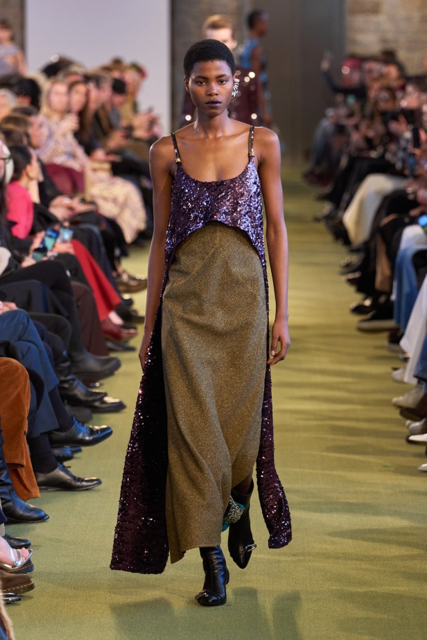 Rabanne خريف و شتاء 2025 للملابس الجاهزة: توازن بين الفوضى الأنيقة والانضباط المتمرّد