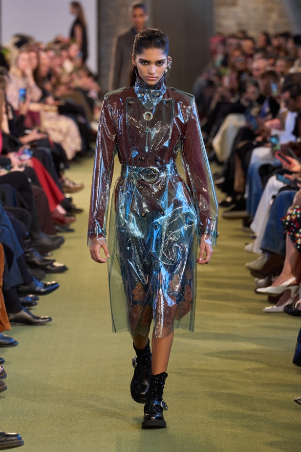 Rabanne خريف و شتاء 2025 للملابس الجاهزة: توازن بين الفوضى الأنيقة والانضباط المتمرّد