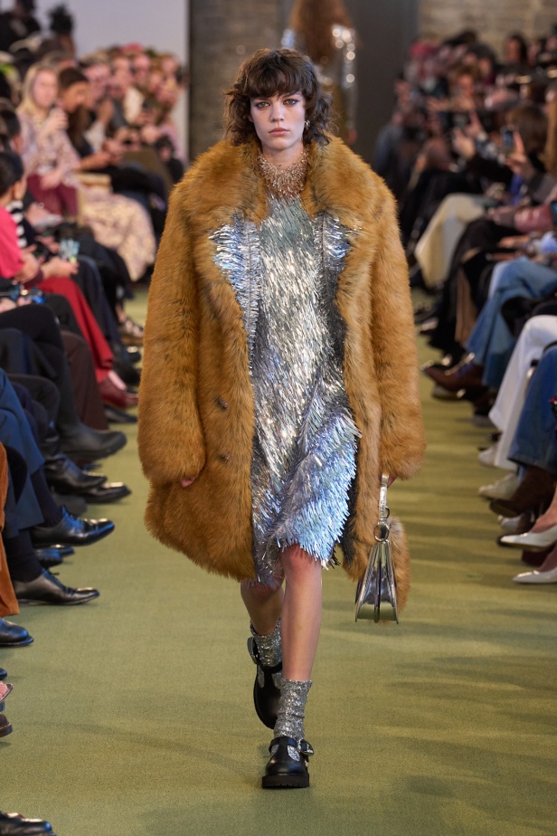 Rabanne خريف و شتاء 2025 للملابس الجاهزة: توازن بين الفوضى الأنيقة والانضباط المتمرّد