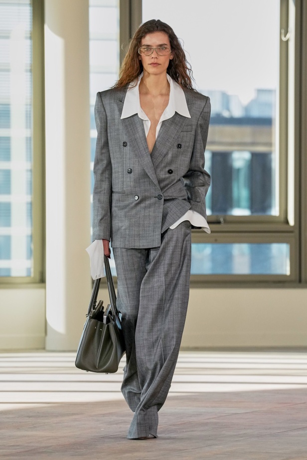 ستيلا مكارتني تفتح أبواب "STELLACORP" لخريف وشتاء 2025