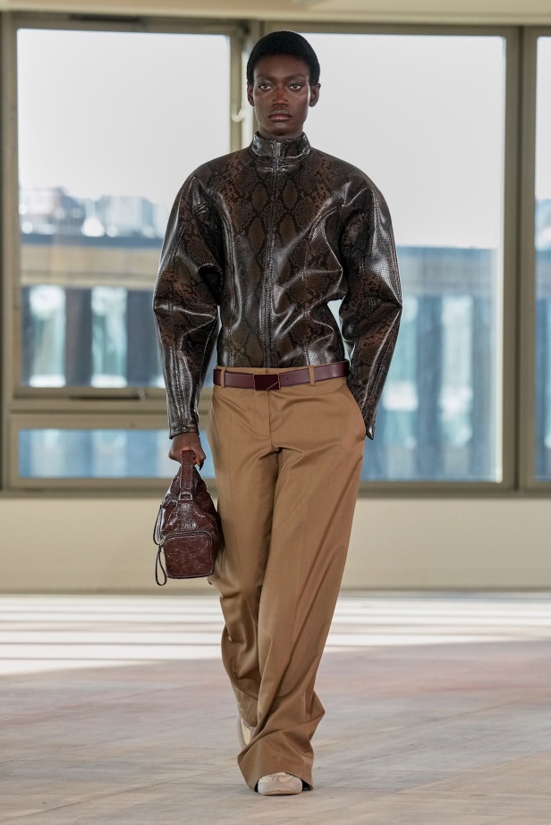 ستيلا مكارتني تفتح أبواب "STELLACORP" لخريف وشتاء 2025