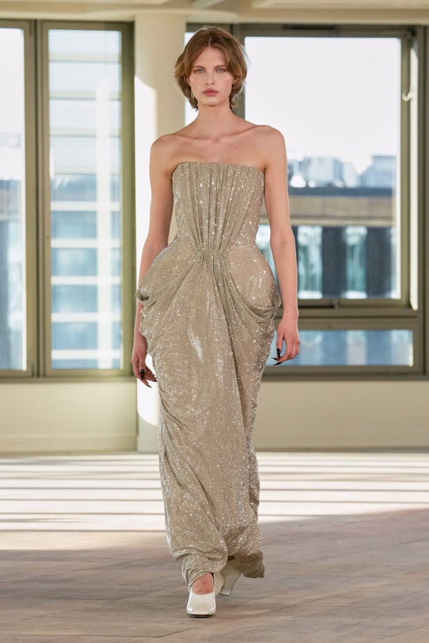 ستيلا مكارتني تفتح أبواب "STELLACORP" لخريف وشتاء 2025