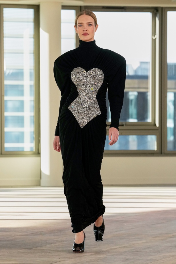 ستيلا مكارتني تفتح أبواب "STELLACORP" لخريف وشتاء 2025