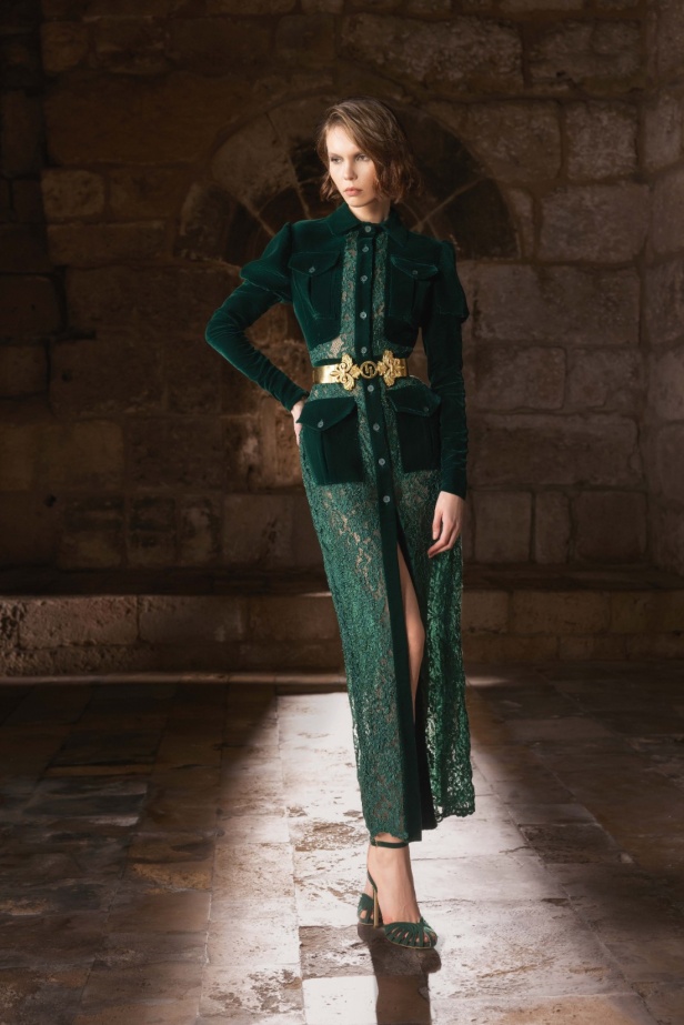 "من الحرير والصلب"... مجموعة طوني ورد لخريف وشتاء 2025 تستكشف التناقضات بلمسة من الرقي والأناقة