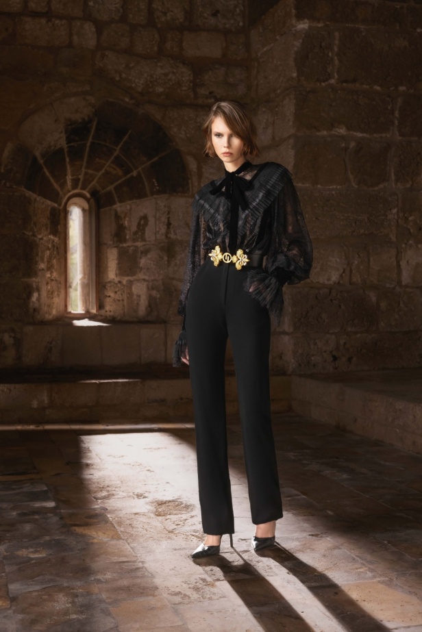 "من الحرير والصلب"... مجموعة طوني ورد لخريف وشتاء 2025 تستكشف التناقضات بلمسة من الرقي والأناقة