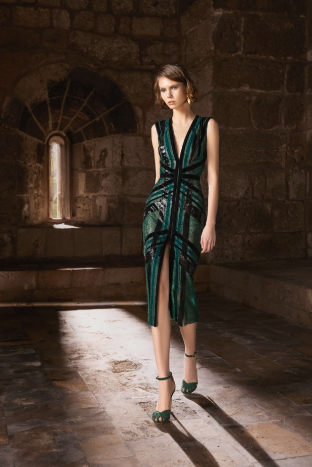 "من الحرير والصلب"... مجموعة طوني ورد لخريف وشتاء 2025 تستكشف التناقضات بلمسة من الرقي والأناقة