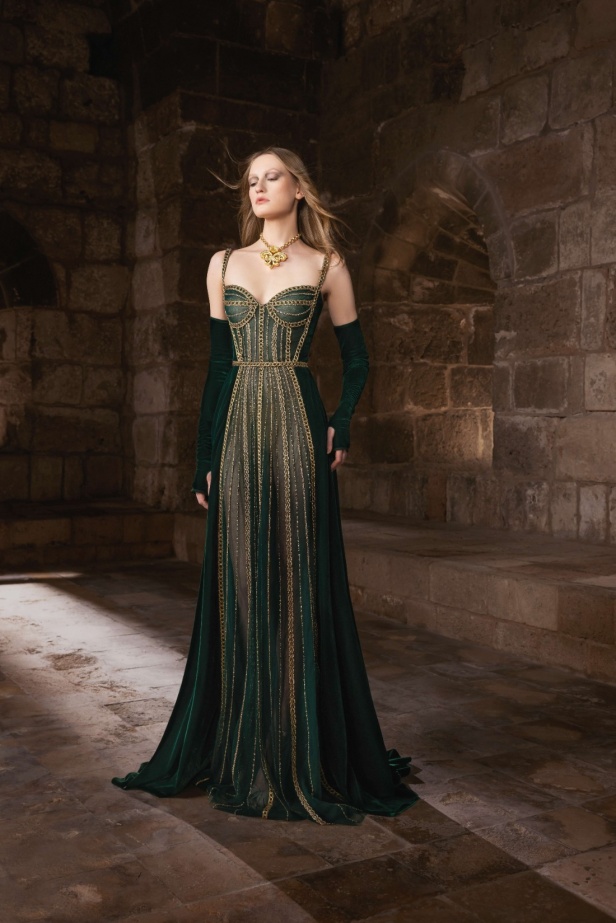 "من الحرير والصلب"... مجموعة طوني ورد لخريف وشتاء 2025 تستكشف التناقضات بلمسة من الرقي والأناقة