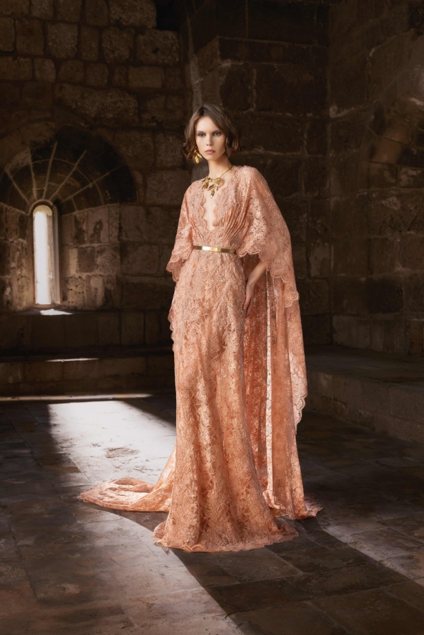 "من الحرير والصلب"... مجموعة طوني ورد لخريف وشتاء 2025 تستكشف التناقضات بلمسة من الرقي والأناقة