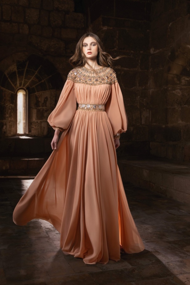 "من الحرير والصلب"... مجموعة طوني ورد لخريف وشتاء 2025 تستكشف التناقضات بلمسة من الرقي والأناقة