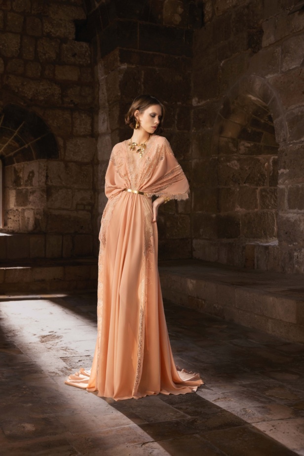 "من الحرير والصلب"... مجموعة طوني ورد لخريف وشتاء 2025 تستكشف التناقضات بلمسة من الرقي والأناقة