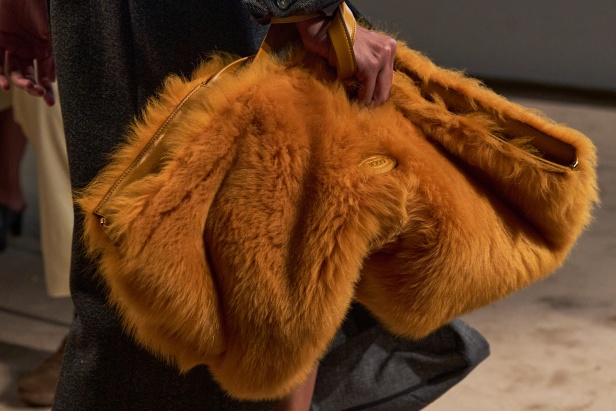 الفن يعانق الموضة في مجموعة Tod’s لخريف وشتاء 2025