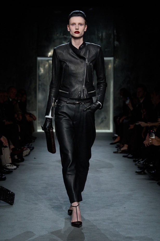 Haider Ackermann لـTom Ford خريف 2025: إغواء مُتقن… بين الصرامة والانسياب