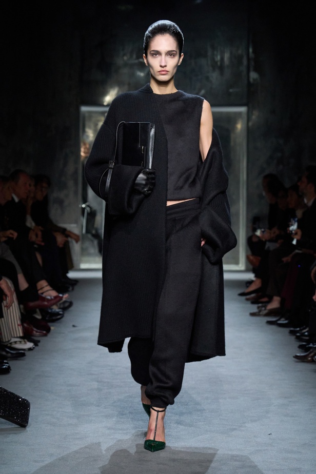 Haider Ackermann لـTom Ford خريف 2025: إغواء مُتقن… بين الصرامة والانسياب
