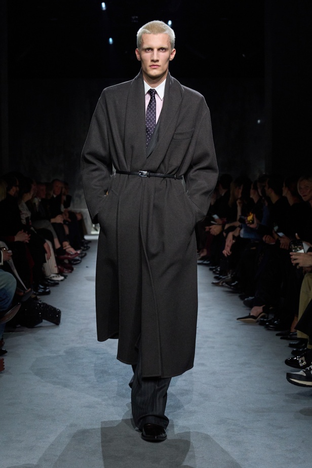 Haider Ackermann لـTom Ford خريف 2025: إغواء مُتقن… بين الصرامة والانسياب