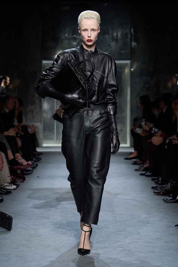 Haider Ackermann لـTom Ford خريف 2025: إغواء مُتقن… بين الصرامة والانسياب