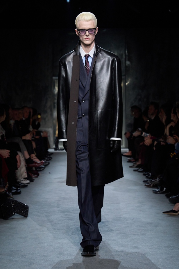 Haider Ackermann لـTom Ford خريف 2025: إغواء مُتقن… بين الصرامة والانسياب