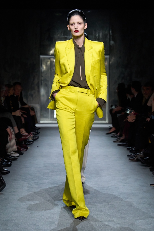 Haider Ackermann لـTom Ford خريف 2025: إغواء مُتقن… بين الصرامة والانسياب