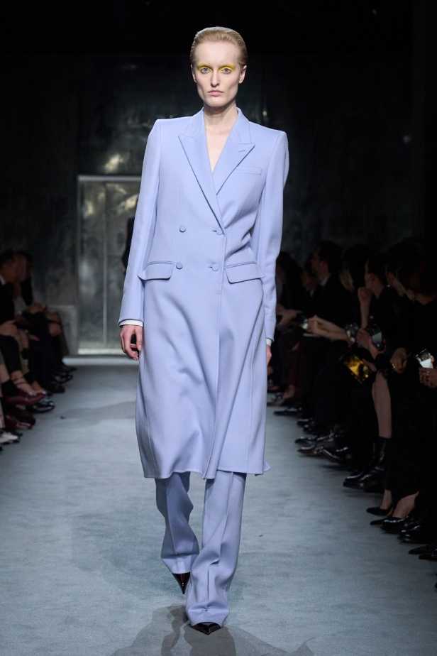 Haider Ackermann لـTom Ford خريف 2025: إغواء مُتقن… بين الصرامة والانسياب