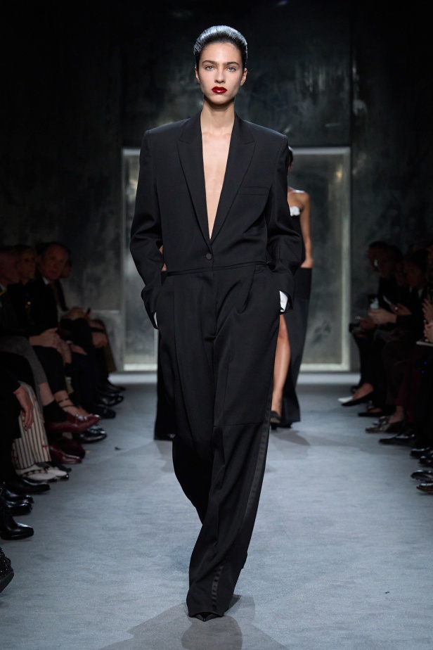 Haider Ackermann لـTom Ford خريف 2025: إغواء مُتقن… بين الصرامة والانسياب