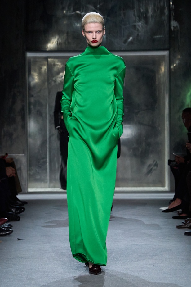 Haider Ackermann لـTom Ford خريف 2025: إغواء مُتقن… بين الصرامة والانسياب