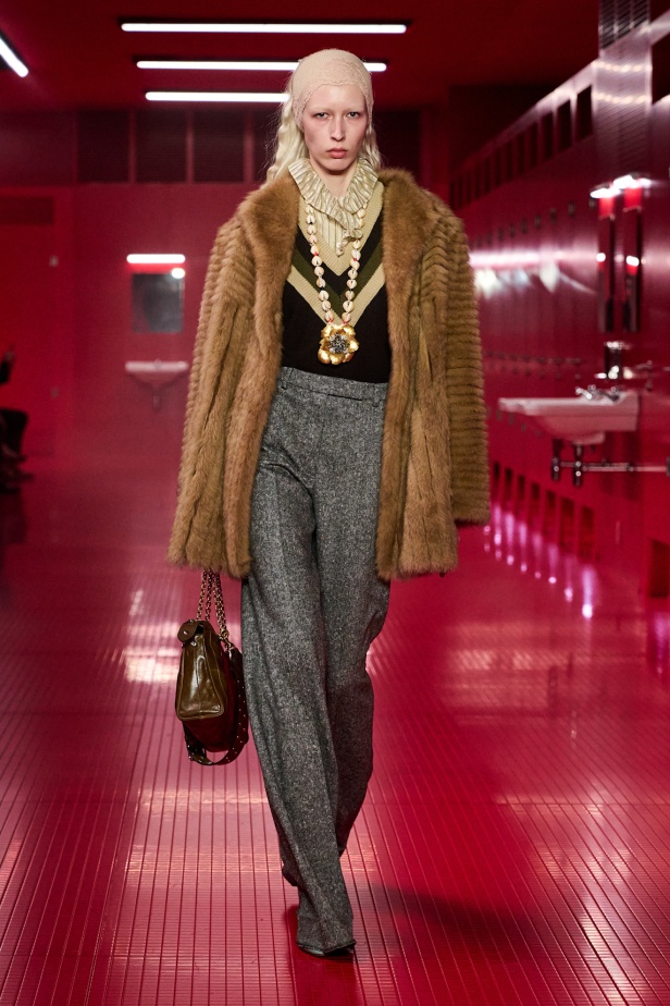 مجموعة فالنتينو لخريف 2025: ماكسيمالية "إليساندرو ميكيلي" ممزوجة بجرعة من رموز الدار الأيقونية 