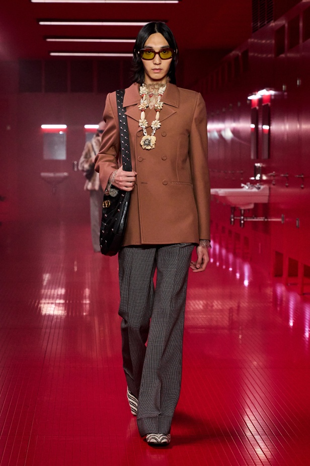 مجموعة فالنتينو لخريف 2025: ماكسيمالية "إليساندرو ميكيلي" ممزوجة بجرعة من رموز الدار الأيقونية 