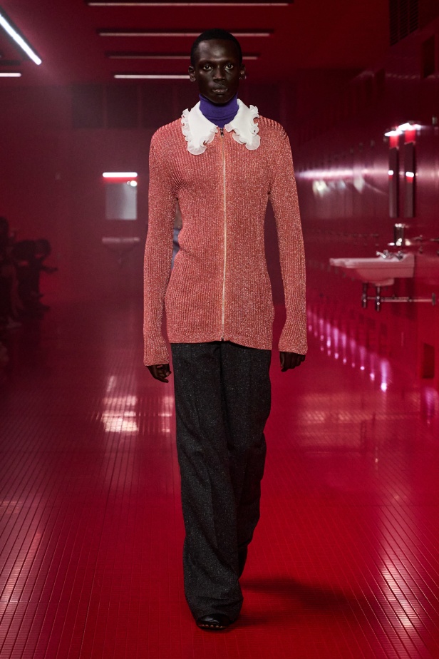 مجموعة فالنتينو لخريف 2025: ماكسيمالية "إليساندرو ميكيلي" ممزوجة بجرعة من رموز الدار الأيقونية 