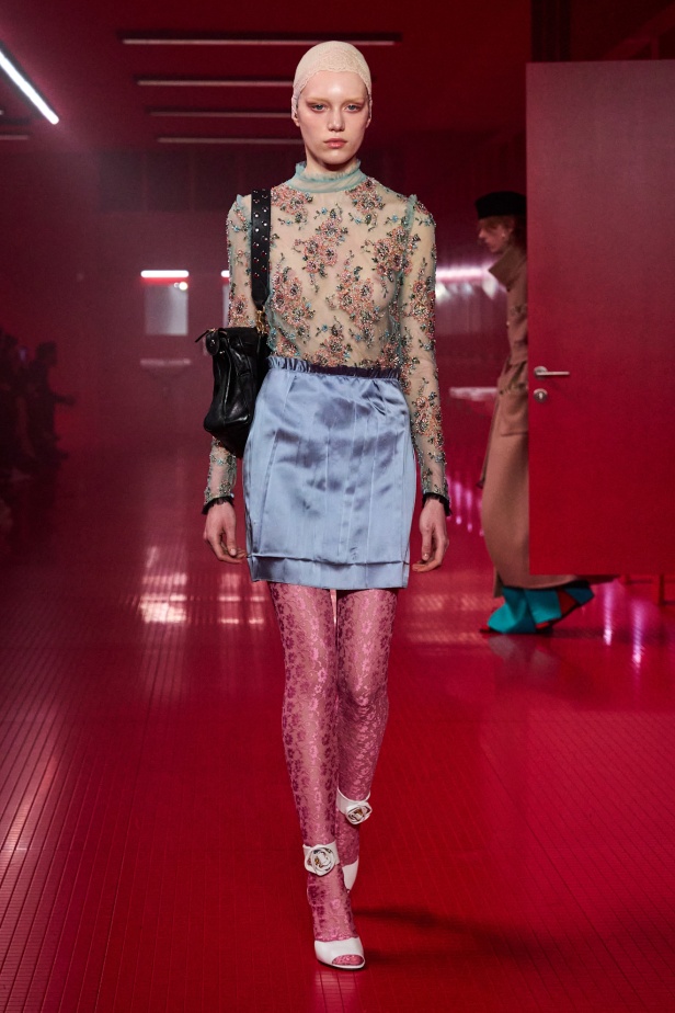 مجموعة فالنتينو لخريف 2025: ماكسيمالية "إليساندرو ميكيلي" ممزوجة بجرعة من رموز الدار الأيقونية 