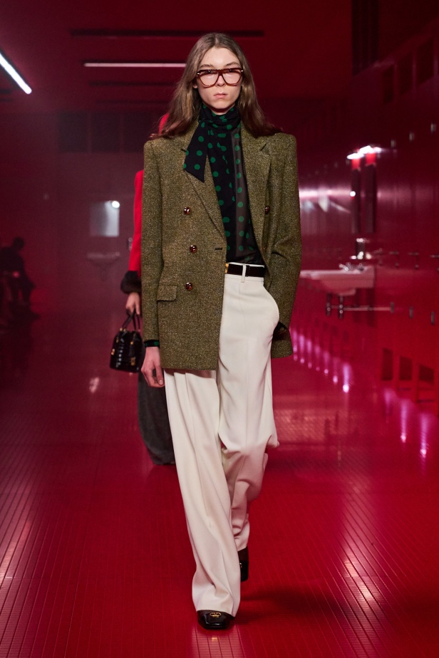 مجموعة فالنتينو لخريف 2025: ماكسيمالية "إليساندرو ميكيلي" ممزوجة بجرعة من رموز الدار الأيقونية 