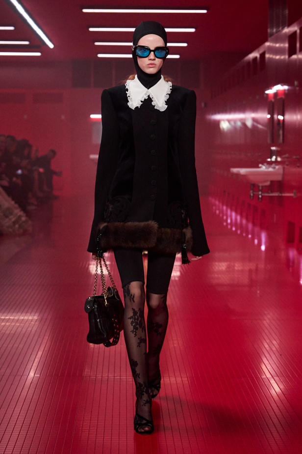 مجموعة فالنتينو لخريف 2025: ماكسيمالية "إليساندرو ميكيلي" ممزوجة بجرعة من رموز الدار الأيقونية 