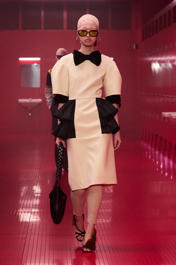 مجموعة فالنتينو لخريف 2025: ماكسيمالية "إليساندرو ميكيلي" ممزوجة بجرعة من رموز الدار الأيقونية 