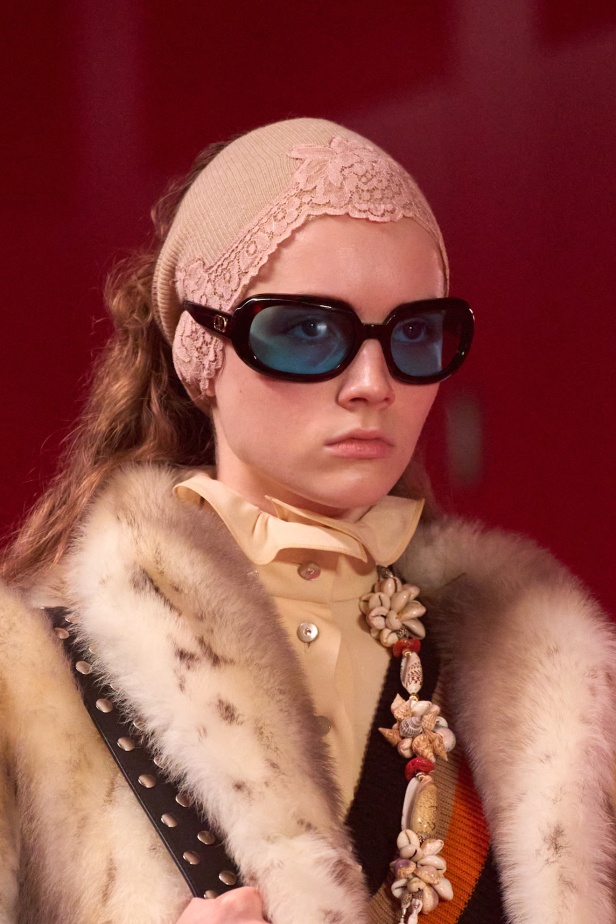 مجموعة فالنتينو لخريف 2025: ماكسيمالية "إليساندرو ميكيلي" ممزوجة بجرعة من رموز الدار الأيقونية 