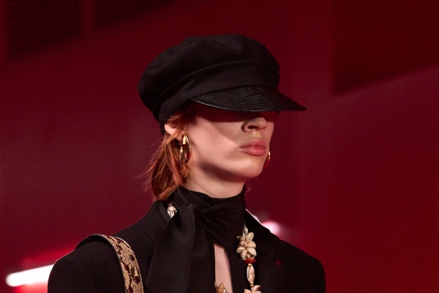 مجموعة فالنتينو لخريف 2025: ماكسيمالية "إليساندرو ميكيلي" ممزوجة بجرعة من رموز الدار الأيقونية 