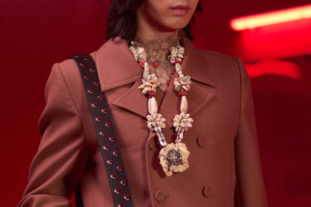 مجموعة فالنتينو لخريف 2025: ماكسيمالية "إليساندرو ميكيلي" ممزوجة بجرعة من رموز الدار الأيقونية 