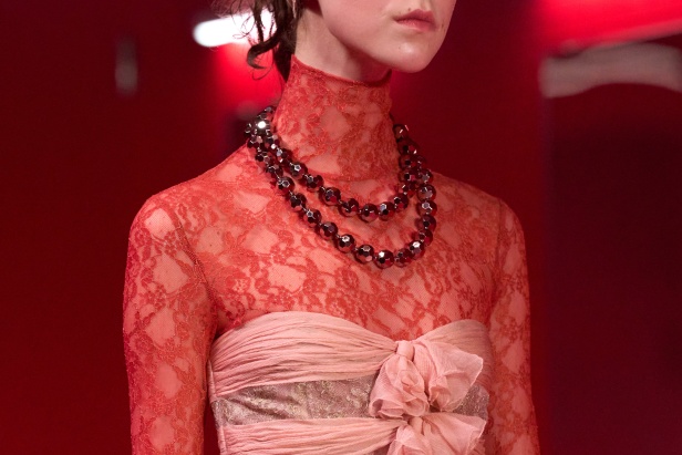 مجموعة فالنتينو لخريف 2025: ماكسيمالية "إليساندرو ميكيلي" ممزوجة بجرعة من رموز الدار الأيقونية 