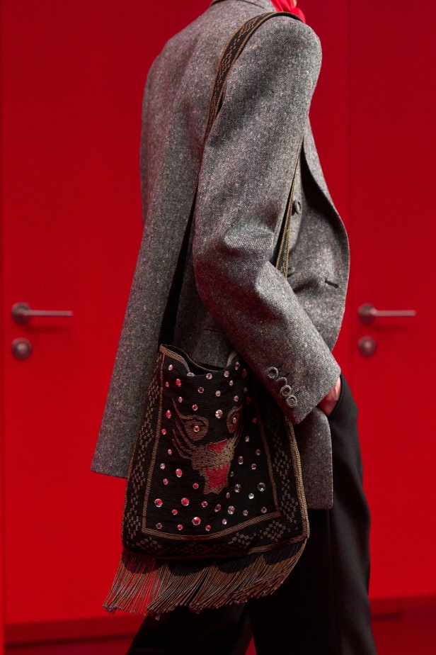 مجموعة فالنتينو لخريف 2025: ماكسيمالية "إليساندرو ميكيلي" ممزوجة بجرعة من رموز الدار الأيقونية 