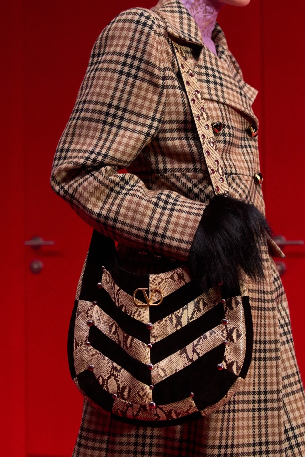 مجموعة فالنتينو لخريف 2025: ماكسيمالية "إليساندرو ميكيلي" ممزوجة بجرعة من رموز الدار الأيقونية 