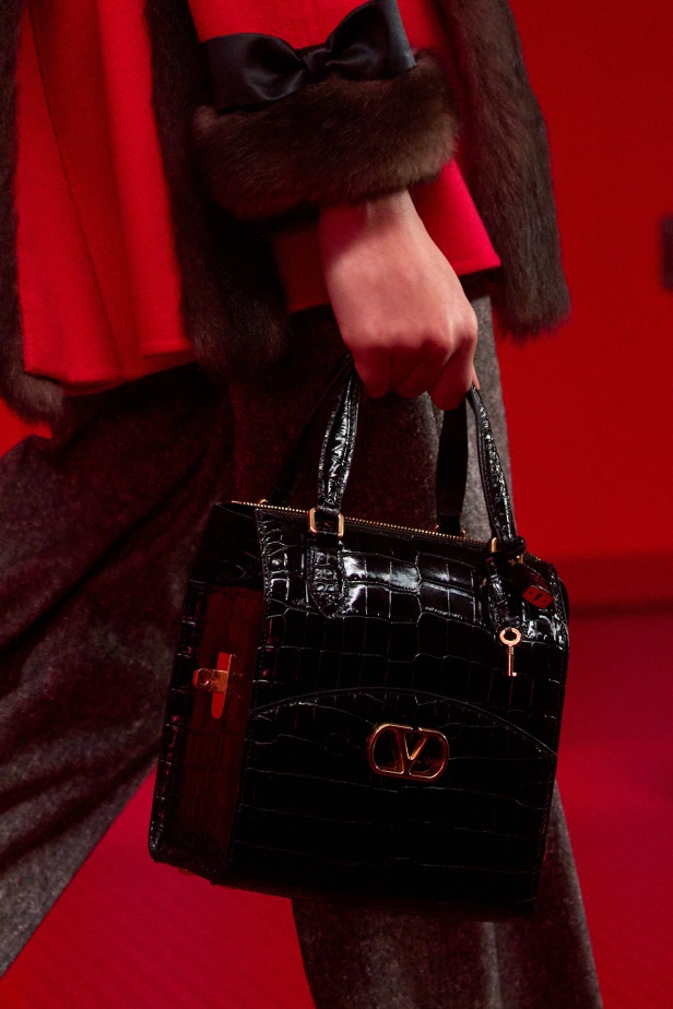 مجموعة فالنتينو لخريف 2025: ماكسيمالية "إليساندرو ميكيلي" ممزوجة بجرعة من رموز الدار الأيقونية 