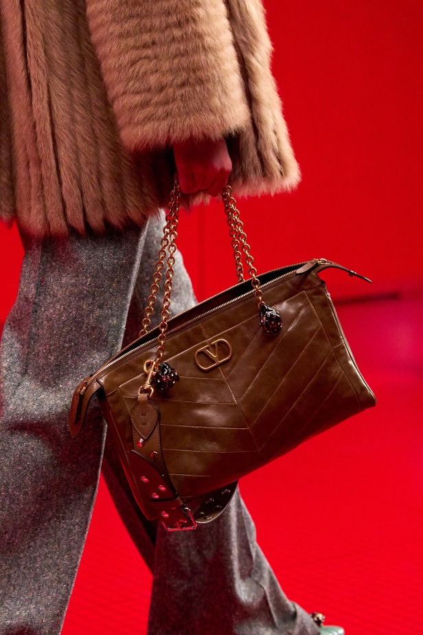 مجموعة فالنتينو لخريف 2025: ماكسيمالية "إليساندرو ميكيلي" ممزوجة بجرعة من رموز الدار الأيقونية 