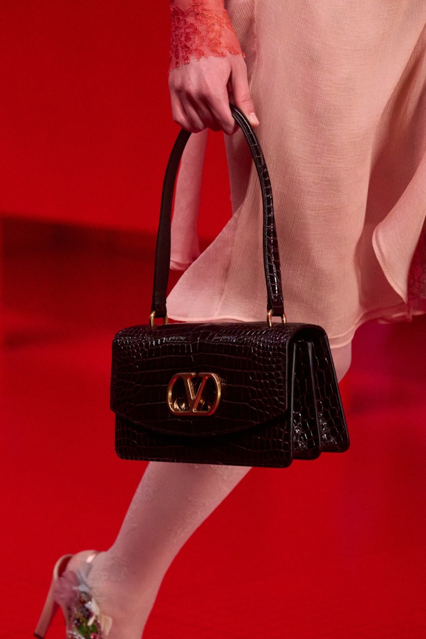 مجموعة فالنتينو لخريف 2025: ماكسيمالية "إليساندرو ميكيلي" ممزوجة بجرعة من رموز الدار الأيقونية 