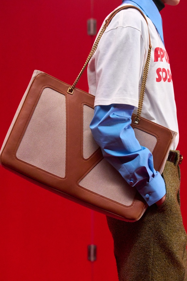 مجموعة فالنتينو لخريف 2025: ماكسيمالية "إليساندرو ميكيلي" ممزوجة بجرعة من رموز الدار الأيقونية 