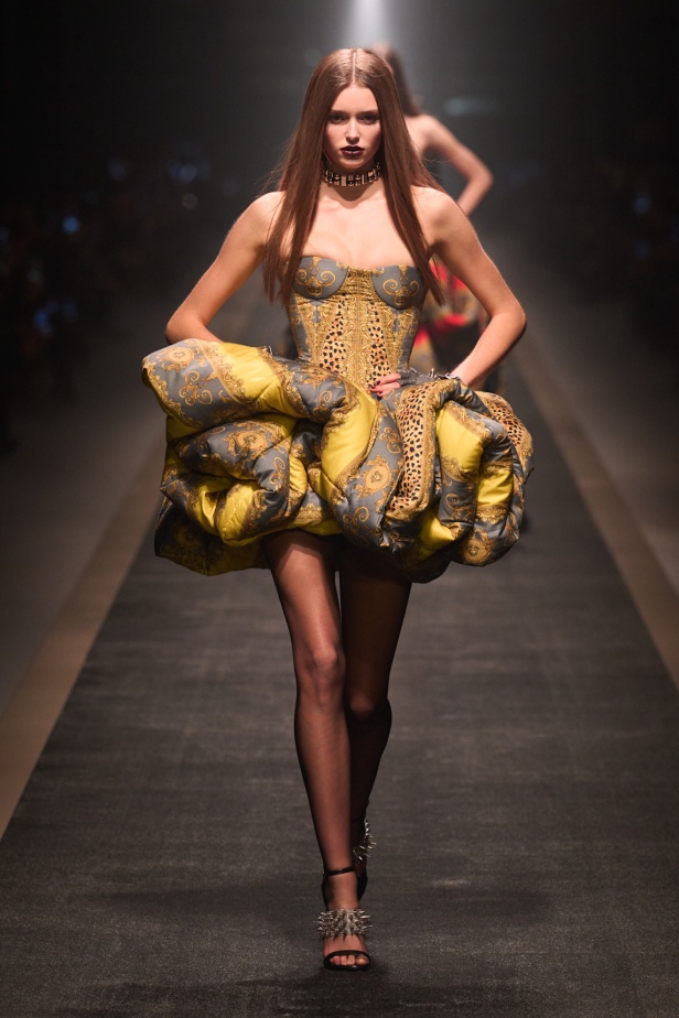 مجموعة Versace لخريف وشتاء 2025: دوناتيلا تستوحي من "فيرساتشي هوم" لإطلالات ساحرة