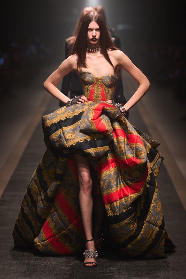 مجموعة Versace لخريف وشتاء 2025: دوناتيلا تستوحي من "فيرساتشي هوم" لإطلالات ساحرة